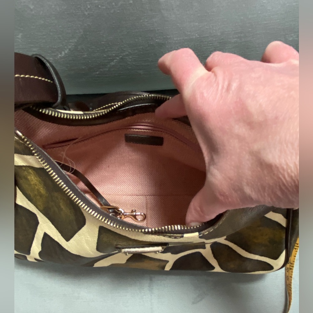 EUC Dooney and Bourke like new vintage giraffe print shoulder bag.7.5”Hx12”Wx4”D - Picture 14 of 17